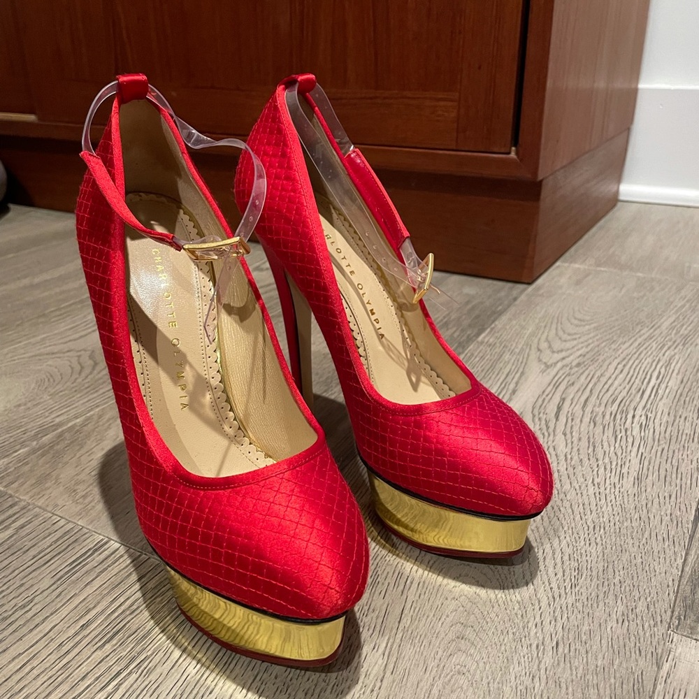 Charlotte Olympia Red platform shoes with gold platform size 38.5 / US 8
